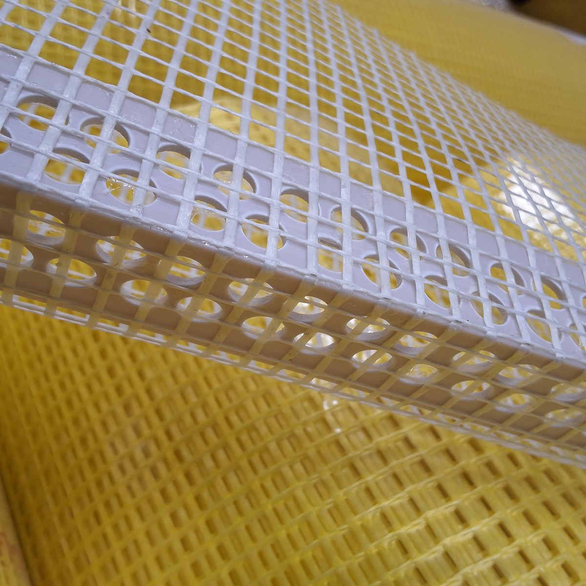 Esquineros de PVC con malla de fibra de vidrio  2,5mt. Color blanco